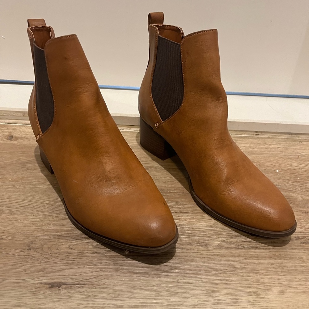 Women’s Loft Outlet heeled boots. Size 10.  Brown.